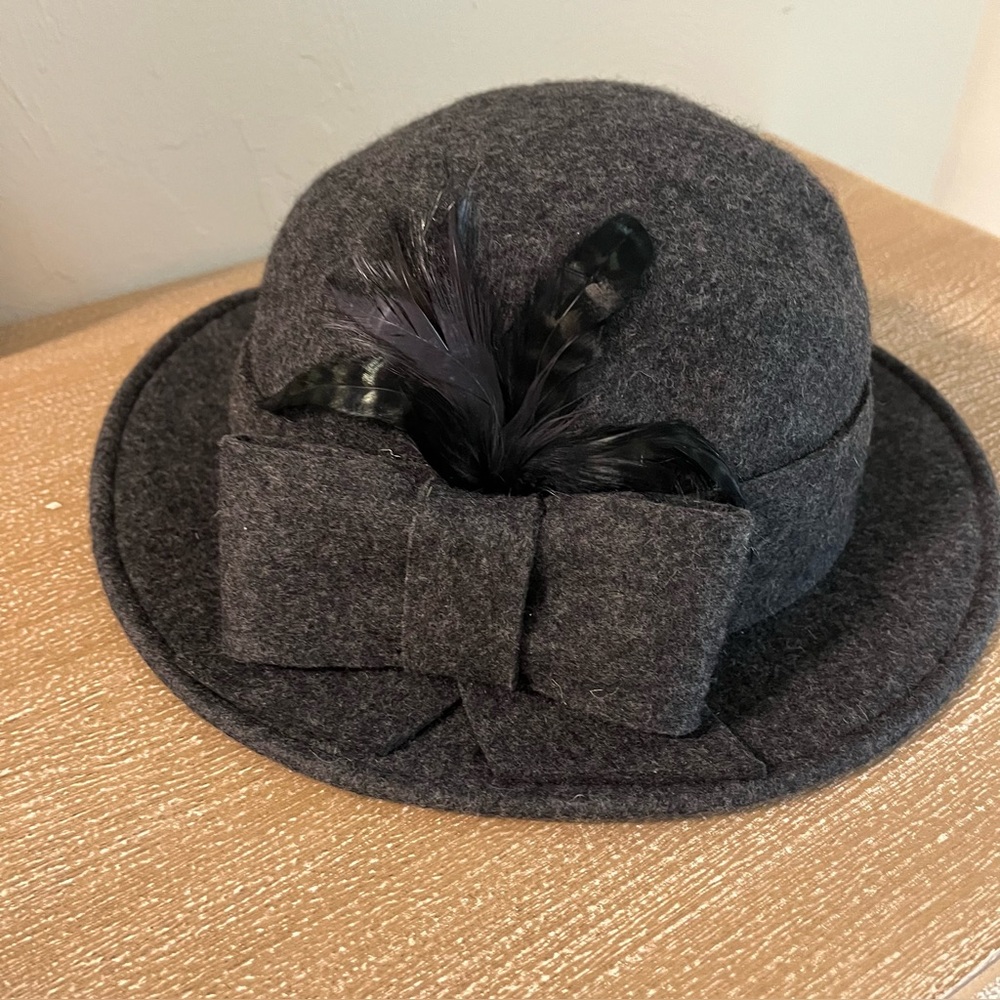 Elegant San Diego Hat Co Wool Gray Women's Hat with Feather Bow Accent